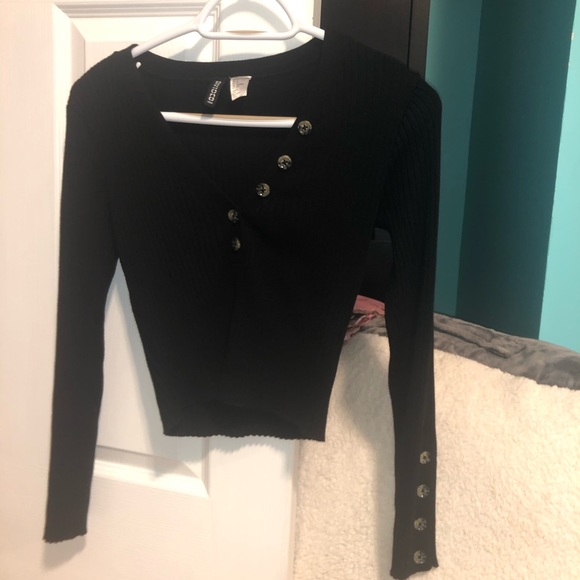H&M Tops - Ribbed buttoned long sleeve crop top
